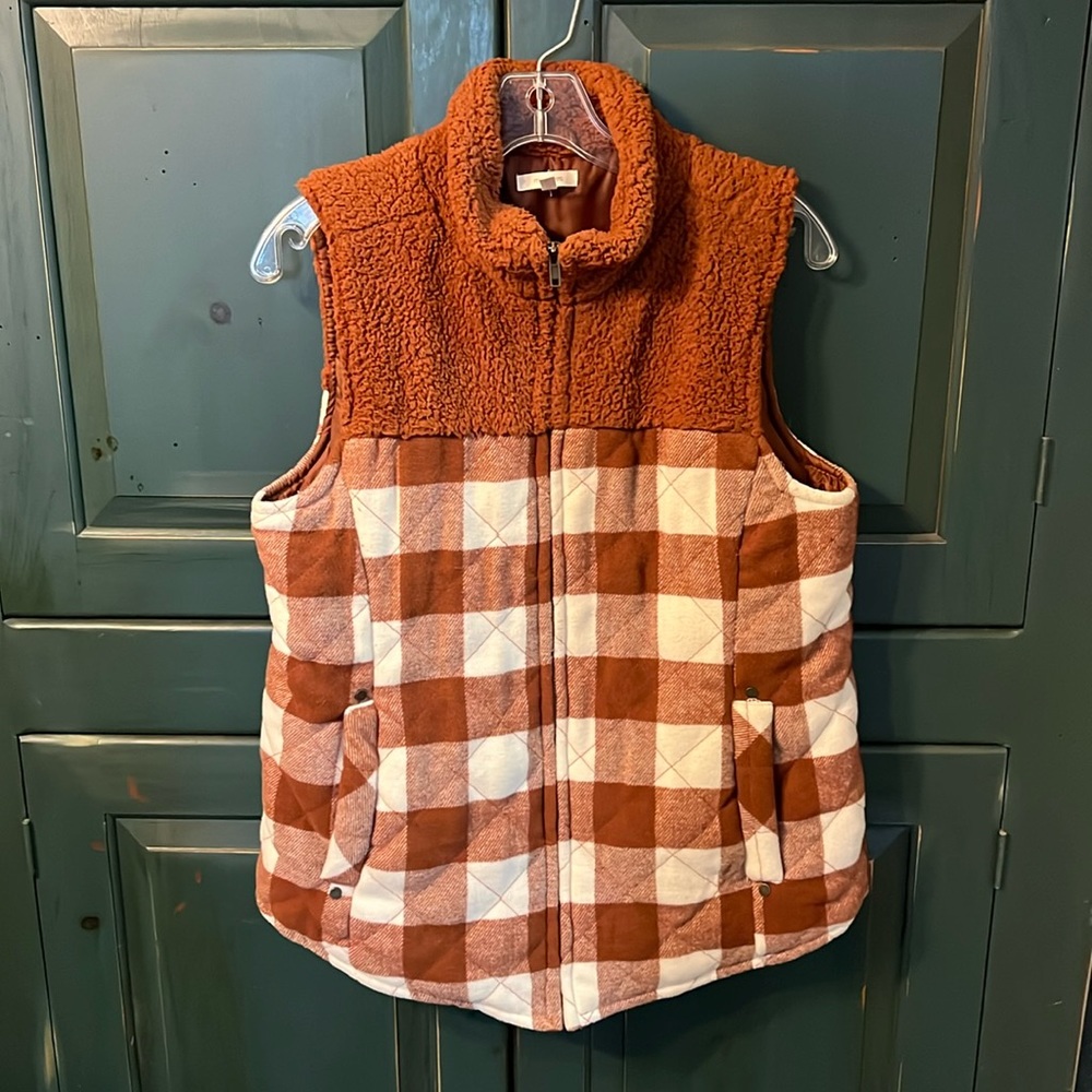 Maurices Woman’s Size Medium Plaid Flannel Quilted Vest Full Zip Pockets